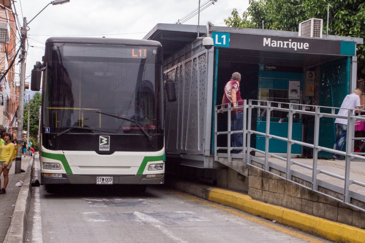 Metroplús Manrique, formal BRT in a small neighbourhood streets
